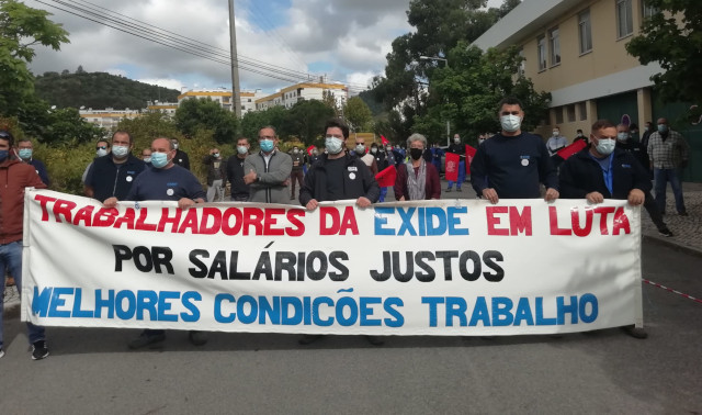 Tabalhadores da Exide em greve receberam visita solidária de Isabel Camarinha