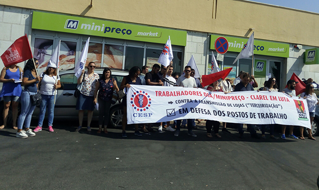 Isabel Camarinha com trabalhadores do armazém da Dia Minipreço em Vialonga