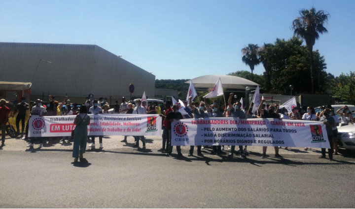 Lojas fechadas Trabalhadores do DIA Minipreço aderiram à concentração de protesto
