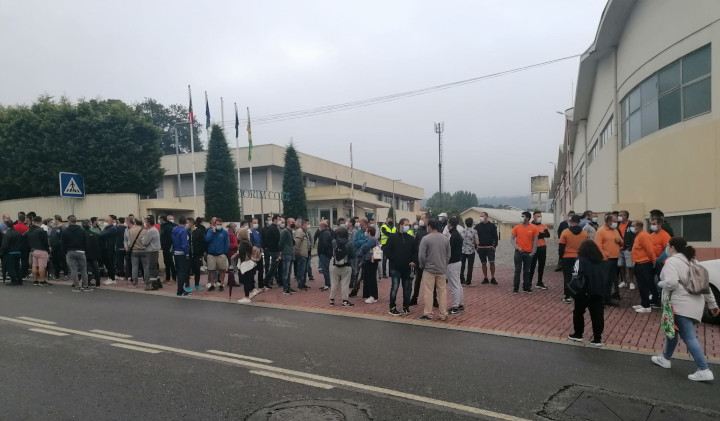 Operários corticeiros em greve hoje na entrada da Amorim e Irmãos