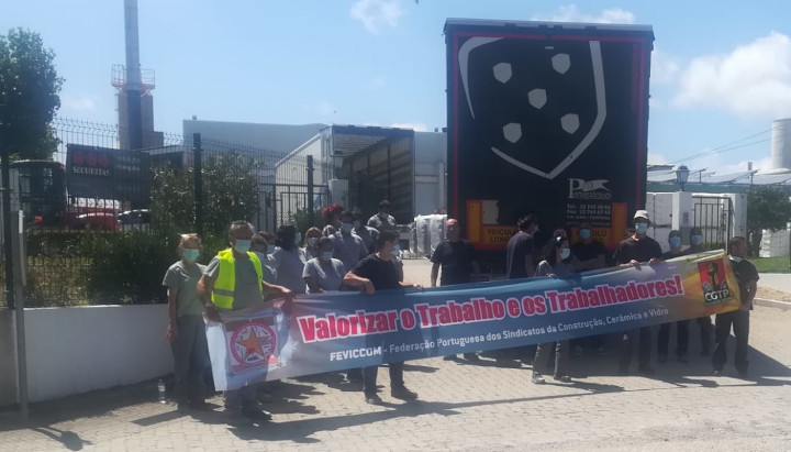 Trabalhadores da Rauschert Portuguesa em greve protestam à porta a fábrica