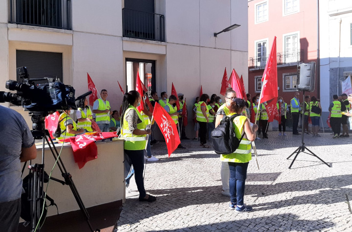 Greve e concentração de protesto dos trabalhadores da limpeza no Hospital São José