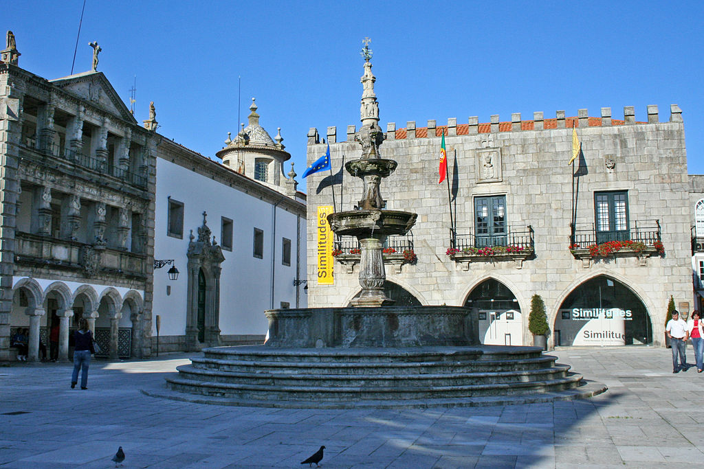 1024px Misericórdia de Viana do Castelo e Chafariz