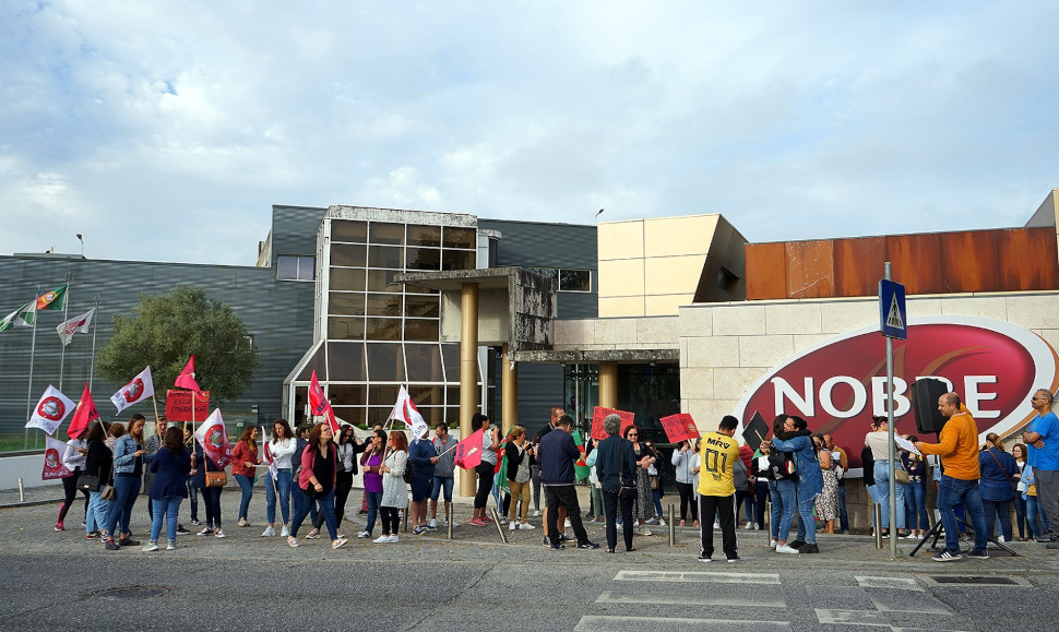 Trabalhadores da Nobre Alimentação estão hoje em greve e denunciam política de salário mínimo
