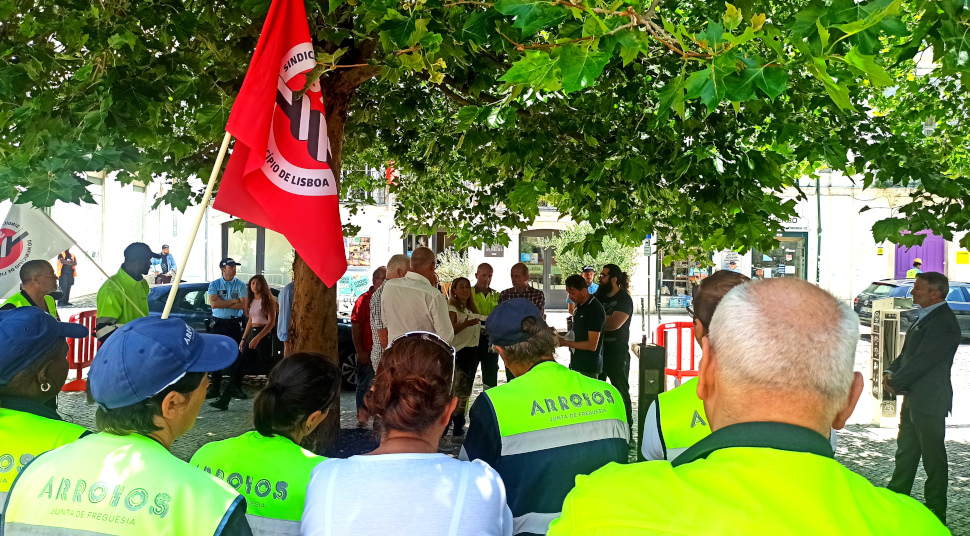Trabalhadores da limpeza urbana da Junta de Freguesia de Arroios marcaram protesto