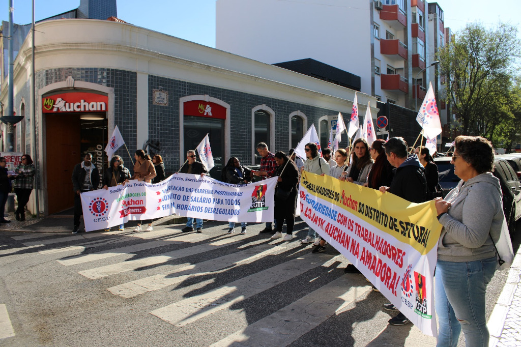 Concentração contra repressão e perseguição na loja My Auchan da Amadora
