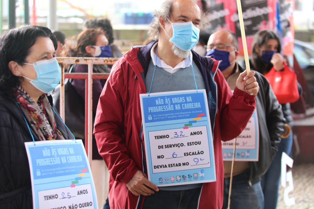 Meio milhar de docentes impedidos de progredir na carreira