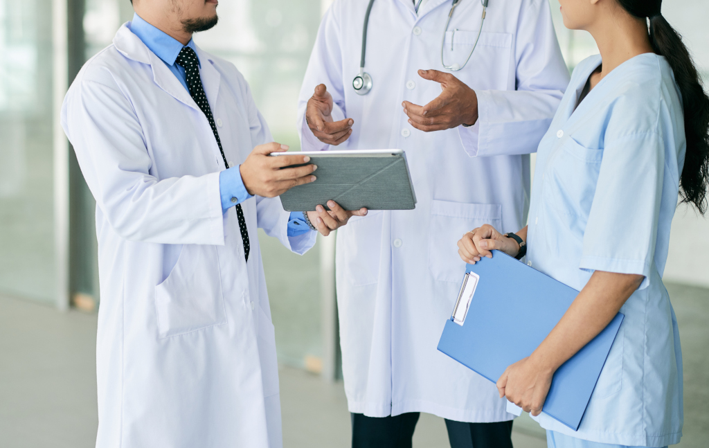 Médicos internos são ignorados pelo Governo e vítimas de abuso laboral