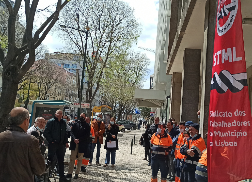 Foto OCS Trabalhadores cantoneiros protesto Rua Alexandre Herculano 1