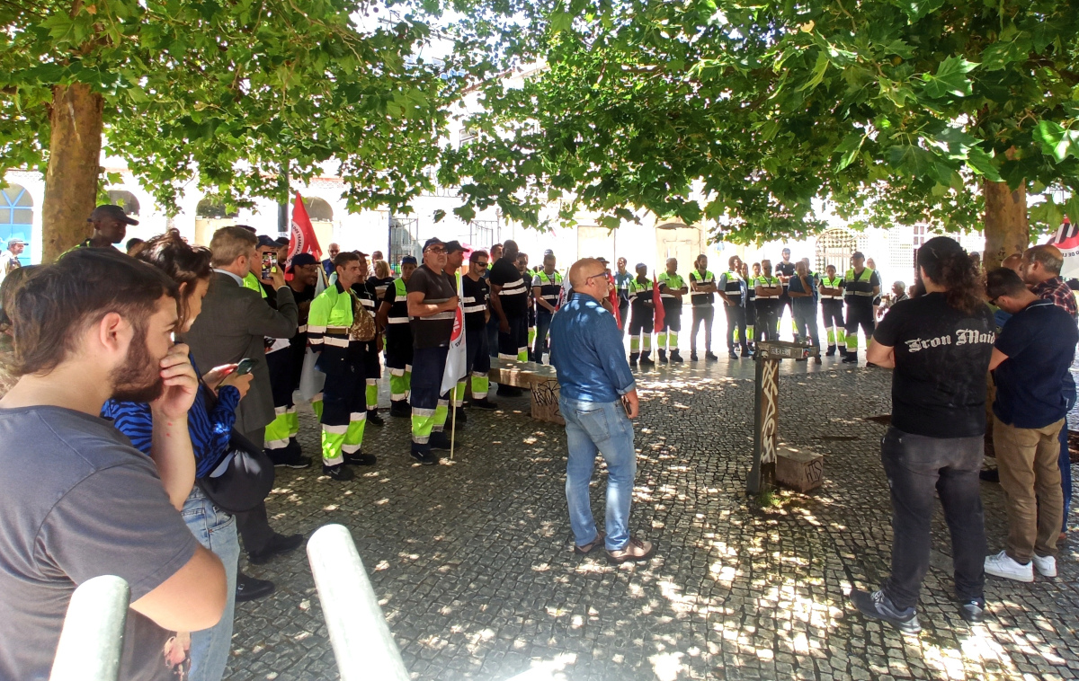 Trabalhadores da limpeza urbana da Freguesia de Arroios concentram se junto a Sede da Junta para entregar um abaixo assinado a Presidente Madalena Natividadejpg