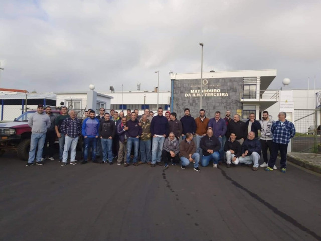 Trabalhadores à porta do matadouro da Ilha Terceira