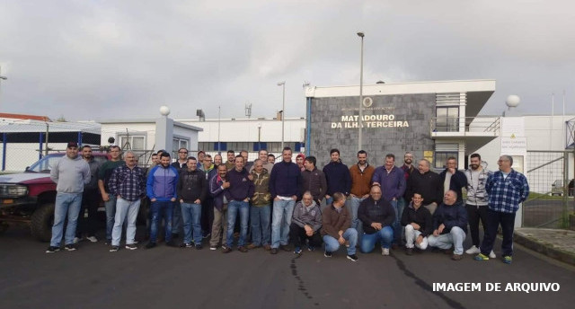 Trabalhadores à porta do matadouro da Ilha Terceira